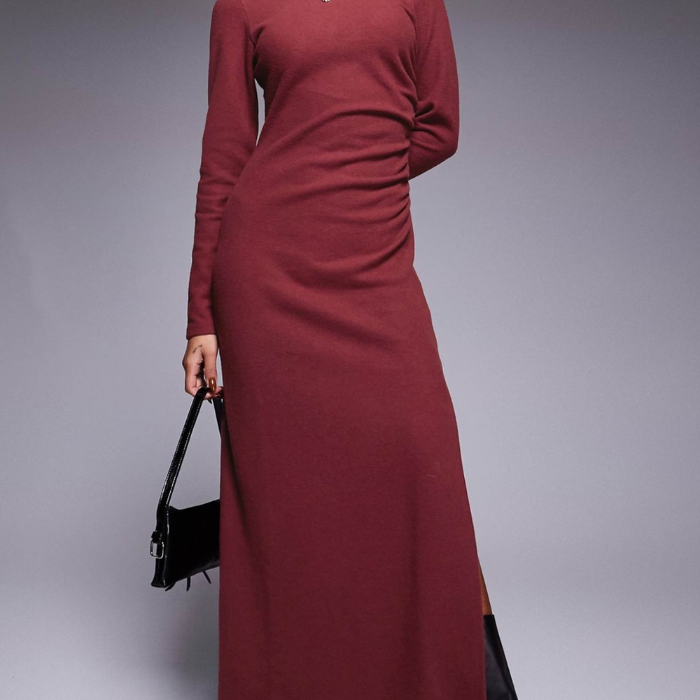 long sleeve ruched side maxi dress in burgundy